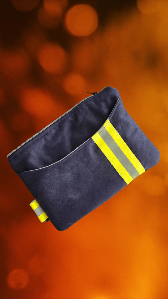 Eine Tablet-Tasche aus Feuerwehruniformen für die Rettungshundestaffel